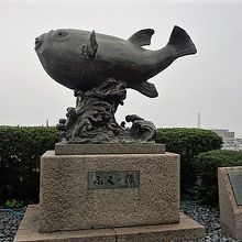 ふぐの銅像