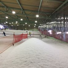 コースに雪をまいていました。