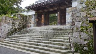 風格を感じる門です