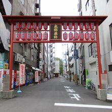 山門 (？) (中央奥に御堂が見えます)