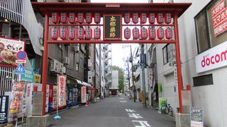 赤提灯で飾られた大きな山門 (？) の奥に大きくはないが立派な御堂があります