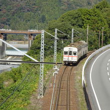 線路の真上も渡ります