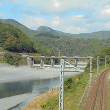 上流側に見える塩郷ダム