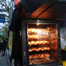 道中のチキン販売