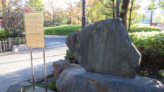 江戸時代の三人の俳人の句が刻まれています。