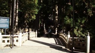 ここから先は大師廟の霊域…「御廟橋」