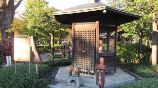 木のお堂で保護されています。