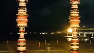 港にたつ２本の塔