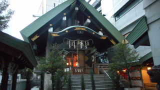 現代的で荘厳なビルの参道