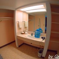 洗面台にはミネラルウォーターが設置されています。