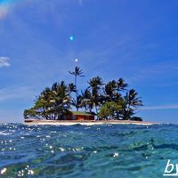 併設のダイビングショップでは小さな島に向かうツアーもあり。