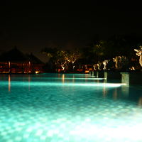 夜のメインプール