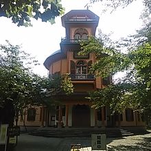 木立の中に隠れています