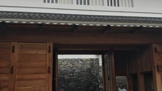 石垣を渡しかけているように