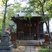 氷川神社の脇にひっそりと