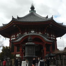 近くの生の屋根の建物に