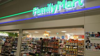 ローソンの反対側にある