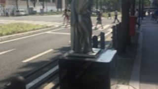 彫刻のある街並み