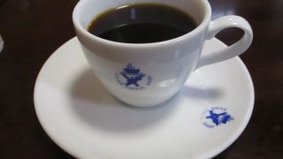神戸・元町商店街近くにあるサイフォン式の珈琲を飲ませてくれる老舗の喫茶店です。