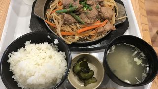 飛行機を見ながら食べれるのはフードコートの方