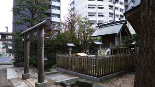 拝殿の扉は閉ざされています