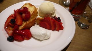 美味しいけど平日でも混んでる