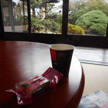 お部屋でコーヒーと洋菓子