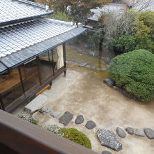 ２階から庭をみる