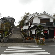 向かいは酢屋の坂