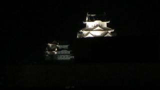 夜はライトアップされます