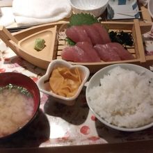 迷ったので無難に刺身定食。