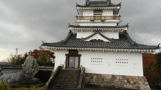 城のそばに駐車場あり