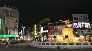 金色の照明付き環状道路