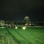 ドーム形の建物が夜の光に