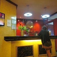 ホテルは小振りなんでフロントも小さいです