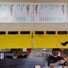 若い方が麺をゆでてています