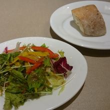 サラダ、パン