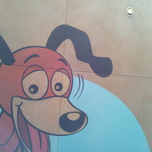 待ち時間に見られるスリンキードッグのイラストが至るところに。