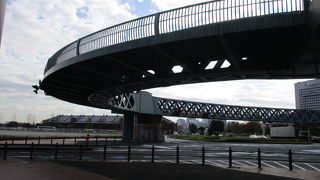 横浜赤レンガ倉庫を眺めながら散策できます。