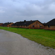 並ぶバラック棟