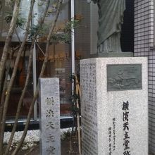 キリスト像と案内の石碑