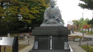 米沢藩第九代藩主の坐像