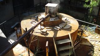 銀の湯に入湯後、有馬温泉を散策途中に有馬温泉の７つの泉源の内のひとつの御所泉源を見学しました。