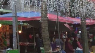 地元の人も観光客も一緒に賑わう、活気ある朝市。