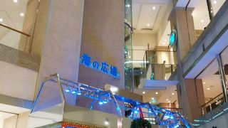 大きな水槽がある商業施設