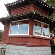 岡倉天心デザインの茶室。太平洋を一望できる岩の上に建っています。