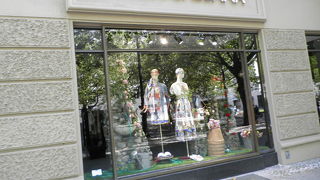 高級ブランド店が軒を連ねる