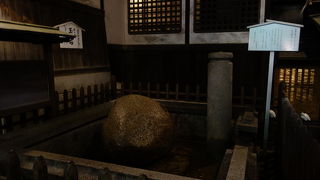 お湯をかけて願掛けを　＠玉の石（道後温泉）