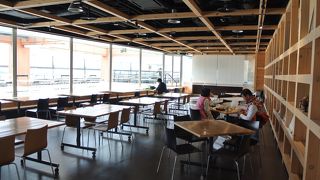 木目が美しい函館空港のフリースペース