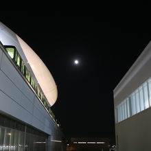 ポートライナーの駅(左)と、神戸空港ターミナル(右)